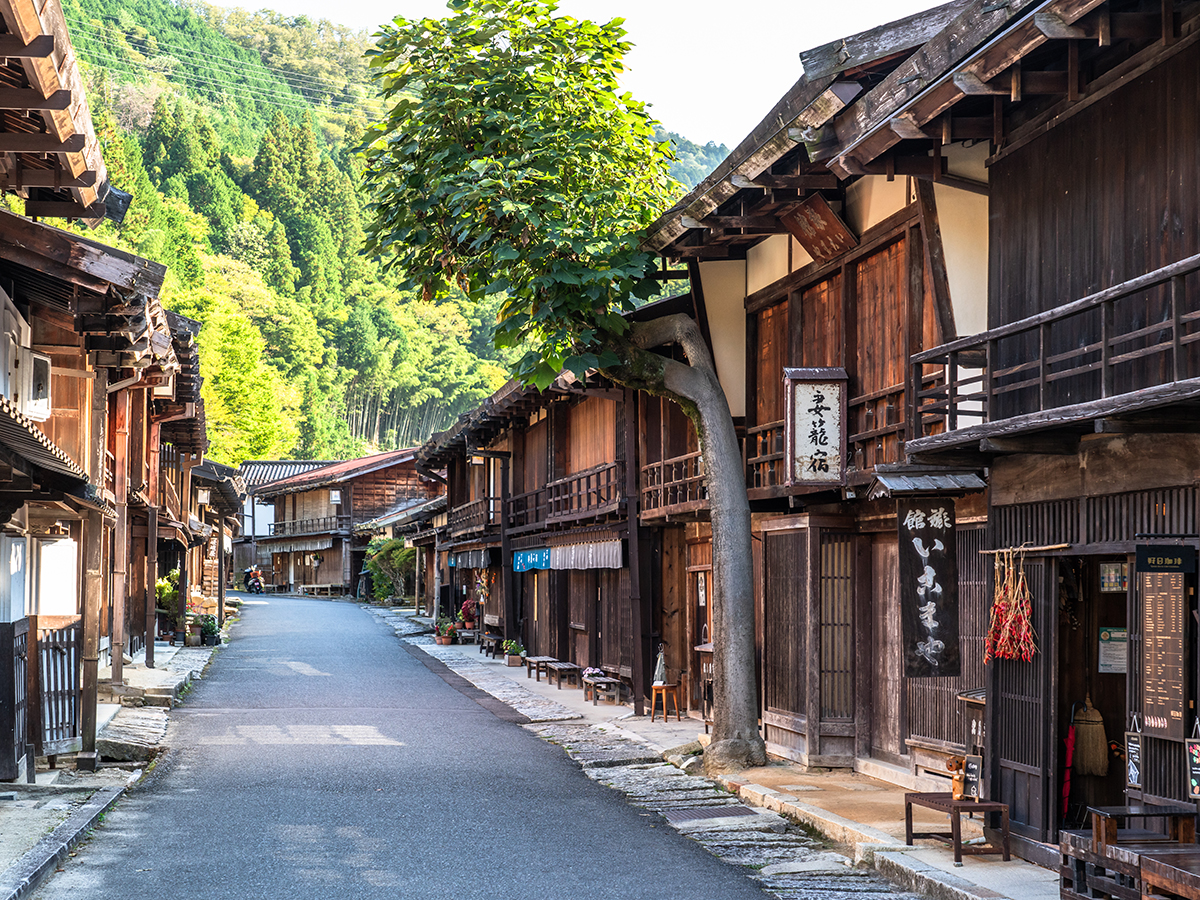 江戸の旅籠の風景が残る妻籠宿の町並み
