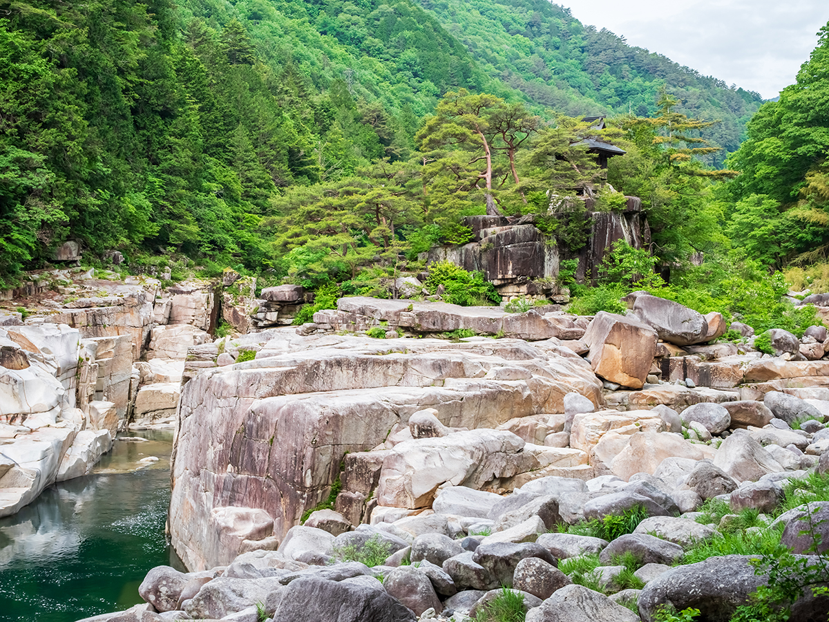 木曽川の流れが花崗岩を削ってできた寝覚の床