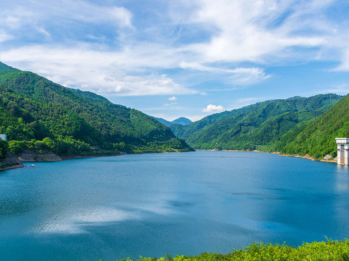 緑の山々に囲まれた奥木曽湖の湖面