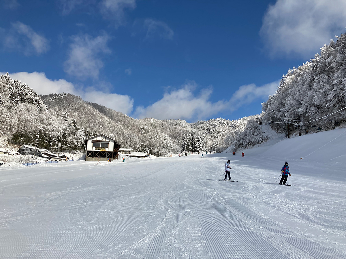 雪化粧した山に囲まれた木曽福島スキー場のゲレンデ