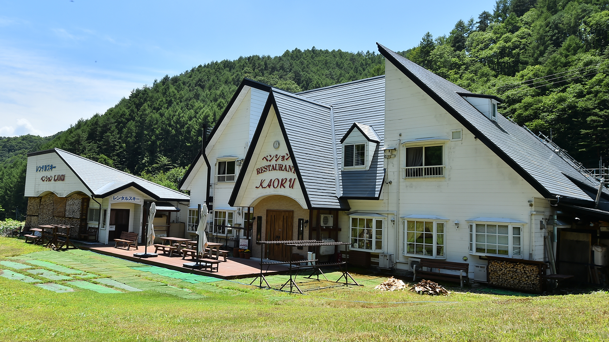 新緑の高原とバーベキューを楽しむ夏のペンションかおる