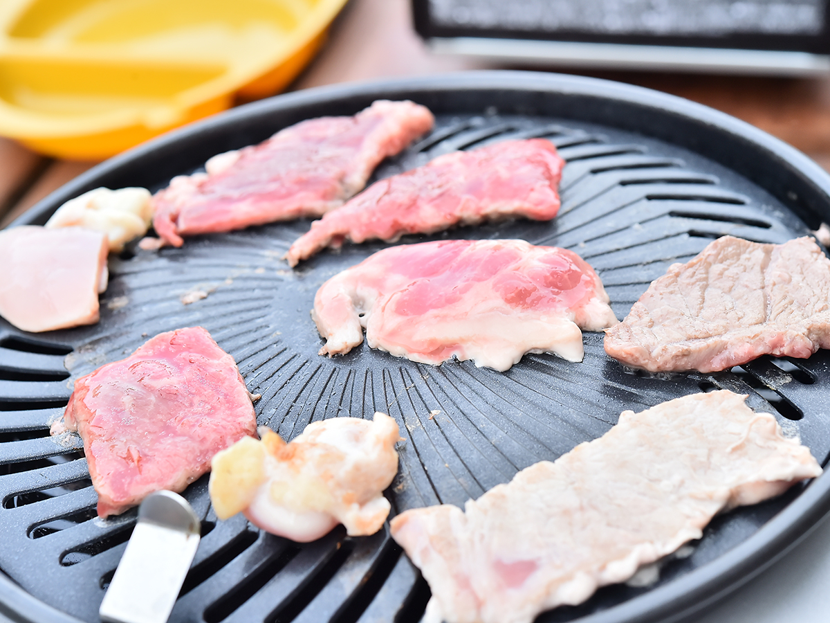 鉄板で焼く焼肉バーベキュー