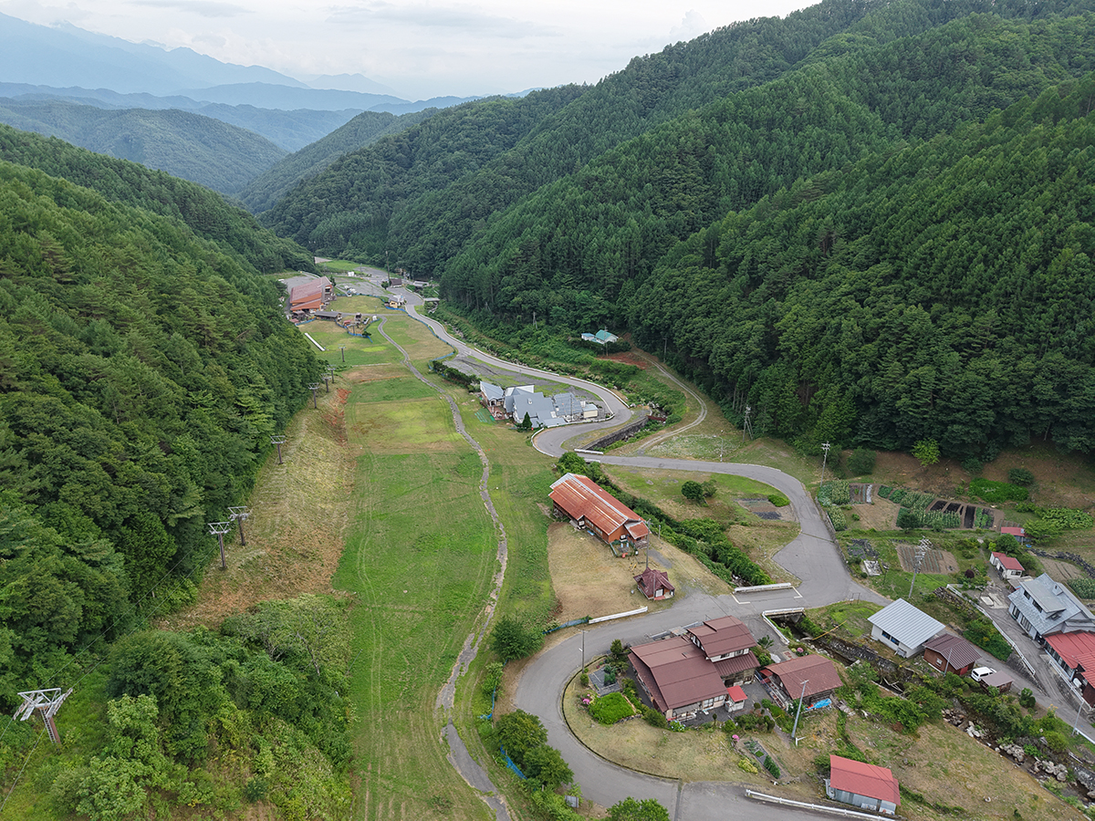 上空から見た木曽の山あいの集落とゲレンデ