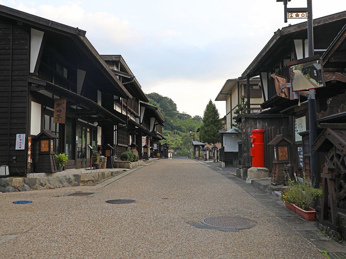 中山道の宿場町、木曽福島の町並みを歩く様子