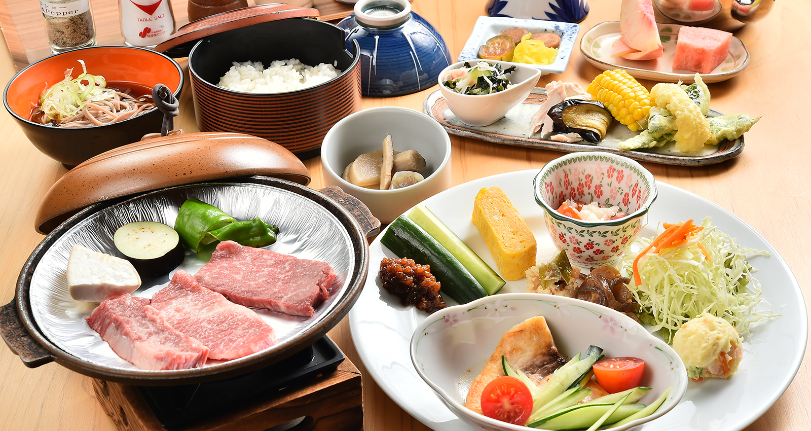 彩り豊かな和朝食と信州の郷土料理