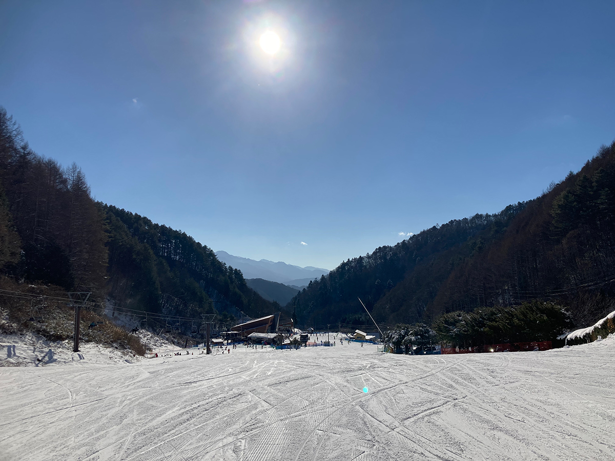 冬の日差しが降り注ぐ木曽福島スキー場のゲレンデ